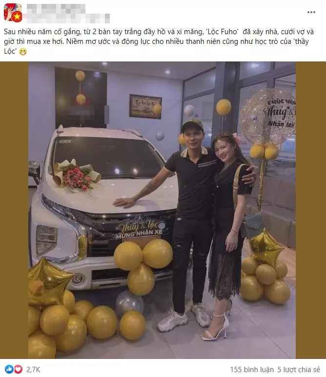Tháng 3 năm ngoái, trên trang Facebook có hơn 3 triệu người theo dõi, Lộc Fuho hào hứng chia sẻ hình ảnh cùng vợ đến một showroom ô tô. Trong hình, cặp đôi check-in trước chiếc "xế hộp" mang biển tên của hai vợ chồng.
