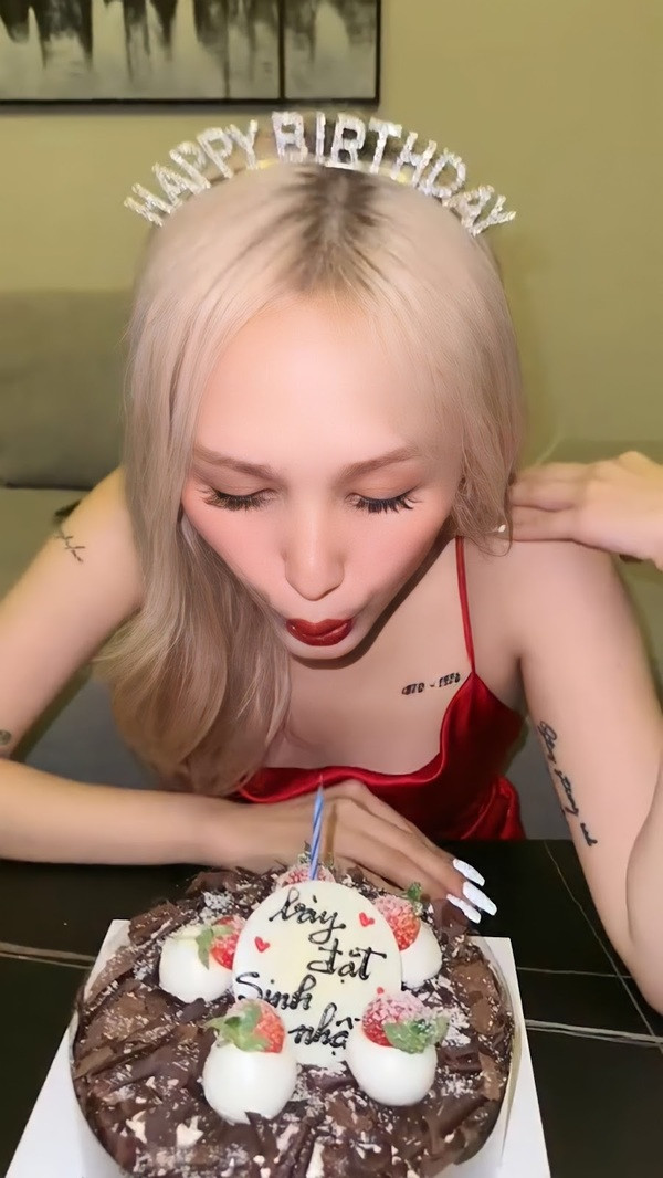 Thêm vào đó, là một hot girl đình đám hiện nay nên Xoài Non cũng có gout thời trang vô cùng đáng khen. Cô diện một chiếc váy hai hai dây màu đỏ để làm nổi bật lên nước da trắng cùng xương quai xanh mảnh mai.