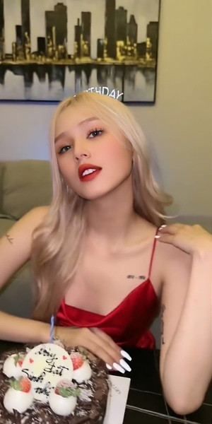 Theo đó, Xoài Non bất ngờ đăng tải bức ảnh mừng sinh nhật 20 tuổi kèm theo dòng chú thích: “Happy 20”.