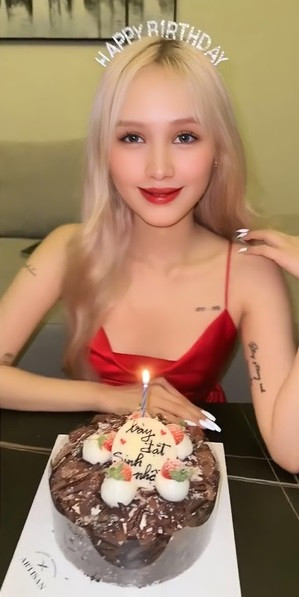 Để chào đón “cột mốc” khác của mình, Xoài Non đã cùng bạn thân thực hiện một bộ ảnh tuy đơn giản nhưng lại khoe trọn được nhan sắc hút hồn, vô cùng xinh đẹp của cô nàng.