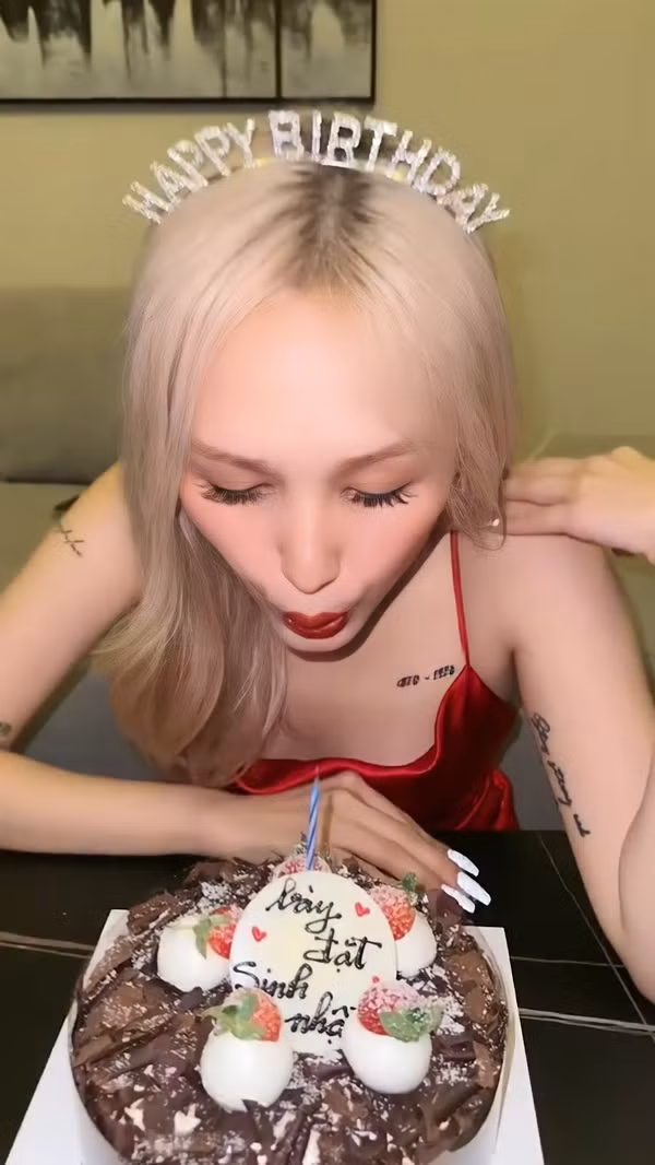 Thêm vào đó, là một hot girl đình đám hiện nay nên Xoài Non cũng có gout thời trang vô cùng đáng khen. Cô diện một chiếc váy hai hai dây màu đỏ để làm nổi bật lên nước da trắng cùng xương quai xanh mảnh mai.