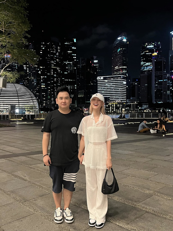 Không chỉ sở hữu nhan sắc đài các “đốn tim” người hâm mộ, Xoài Non còn là bà chủ của chuỗi cửa hàng mô-tô và salon ô tô cùng chồng.