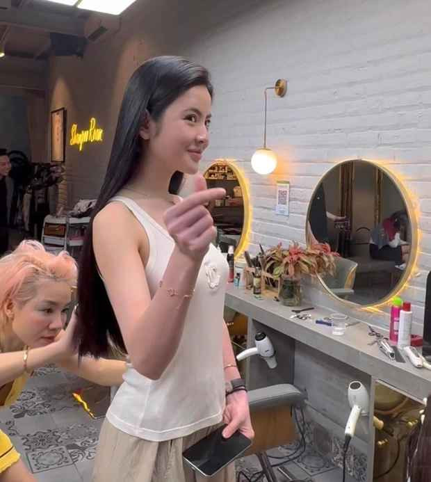 Mới đây, bạn gái Quang Hải là Chu Thanh Huyền hiếm hoi lộ diện khi được một người bạn gắn thẻ ảnh trên mạng xã hội. Cô nàng sở hữu mái tóc dài, đen óng mượt. Đây cũng là ưu điểm giúp nàng WAGs Gen Z này được nhiều người để ý mỗi lần chạm mặt.