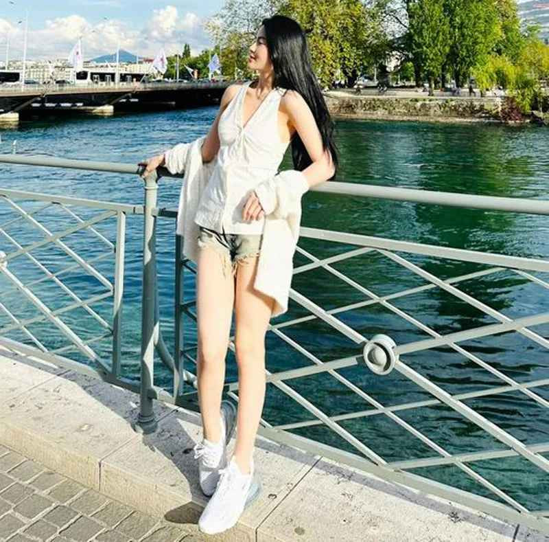 Trong thời gian Quang Hải đi Pháp đá cho CLB Pau FC, Thanh Huyền cũng sang để chăm sóc bạn trai.