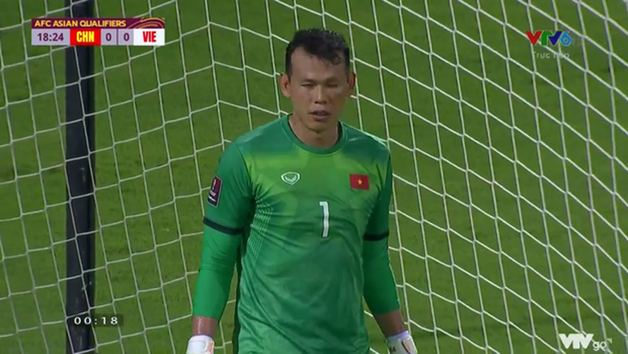 Sau trận thua của đội tuyển Việt Nam trước Trung Quốc, bên cạnh Thanh Bình thì thủ môn Tấn Trường là nạn nhân của màn gạch đá của các fan.