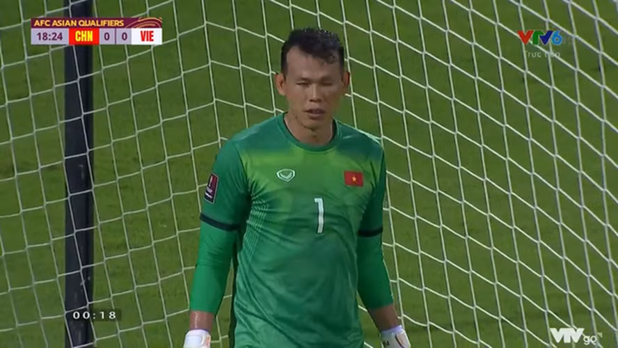 Sau trận thua của đội tuyển Việt Nam trước Trung Quốc, bên cạnh Thanh Bình thì thủ môn Tấn Trường là nạn nhân của màn gạch đá của các fan.