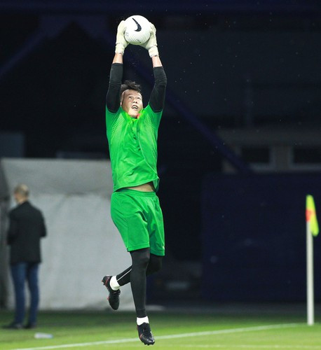 Bên dưới bài đăng này, đội trưởng Quế Ngọc Hải là người vào để lại bình luận trêu đùa "sao có mấy anh em vậy?". Tấn Trường cũng nhanh chóng vui vẻ đáp lại: "Không biết sao hình chụp có nhiều à?".