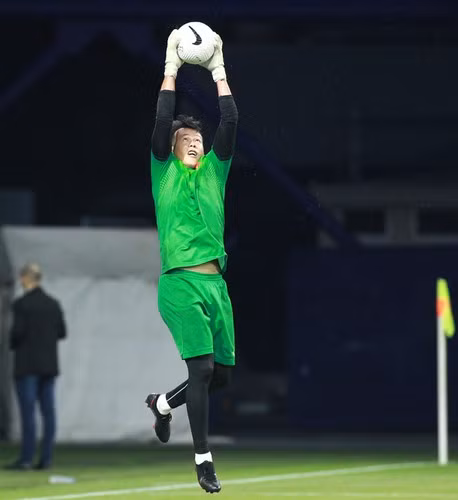 Bên dưới bài đăng này, đội trưởng Quế Ngọc Hải là người vào để lại bình luận trêu đùa "sao có mấy anh em vậy?". Tấn Trường cũng nhanh chóng vui vẻ đáp lại: "Không biết sao hình chụp có nhiều à?".