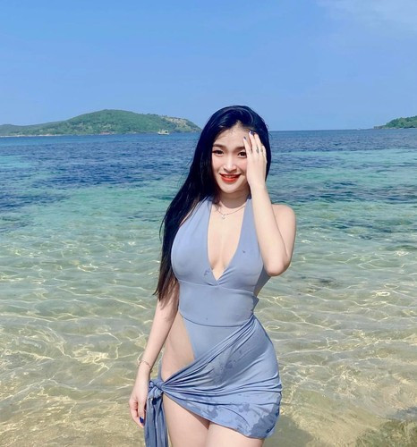 Biết rằng thời trang là cách thể hiện sự sáng tạo, thế nhưng lựa chọn của Bảo Trân không nằm ở số đông. Cách lên đồ của hot girl từng nổi tiếng với hình ảnh áo dài trắng không phản cảm nhưng ít người ứng dụng. Đôi tất lưới chính là chi tiết tạo nên sự khác biệt cho outfit của cô.