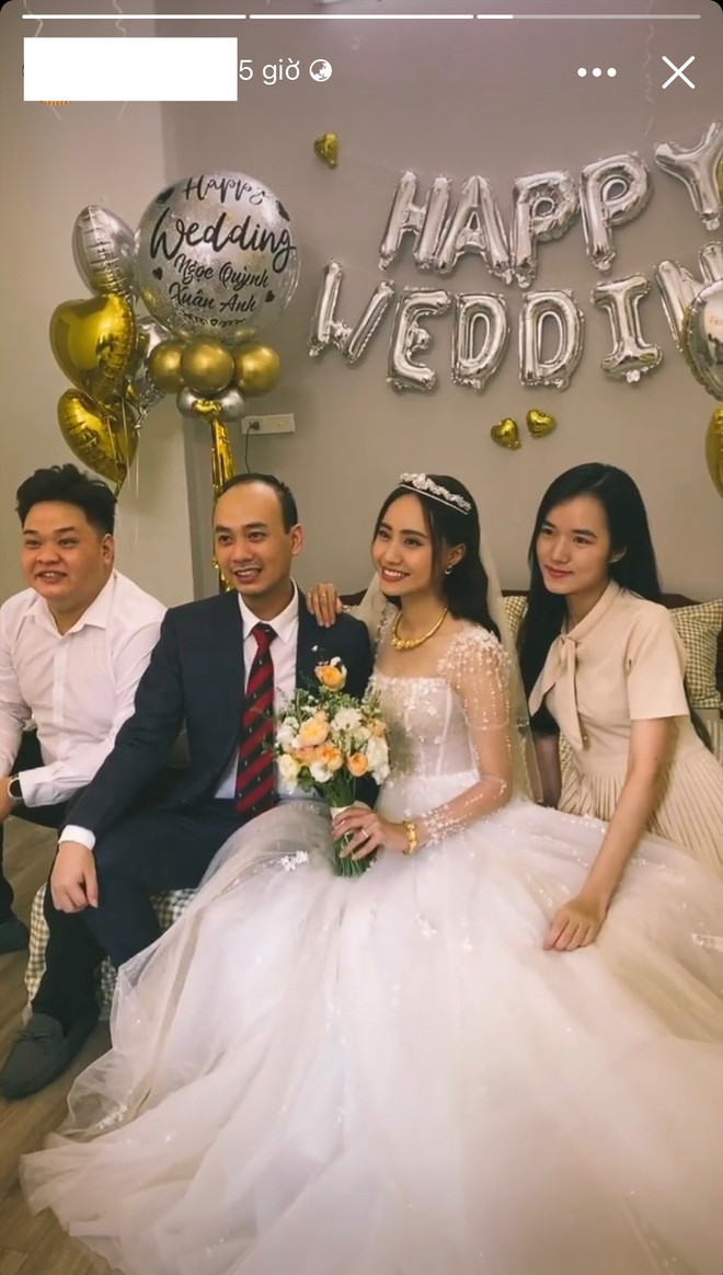 Bạn bè của Xuân Anh cũng đăng hình ảnh ăn hỏi lên trang cá nhân.