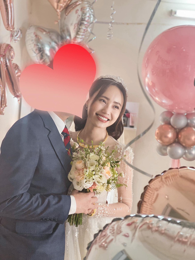 Trên story của mình, Xuân Anh đăng ảnh mặc lễ phục màu trắng, nở nụ cười đẹp rạng ngời kèm theo caption: Ngày ăn hỏi, đón dâu nhỏ gọn nhưng vẫn rất hạnh phúc. Xin hẹn những lời cám ơn trân trọng trong một ngày gần nhất.