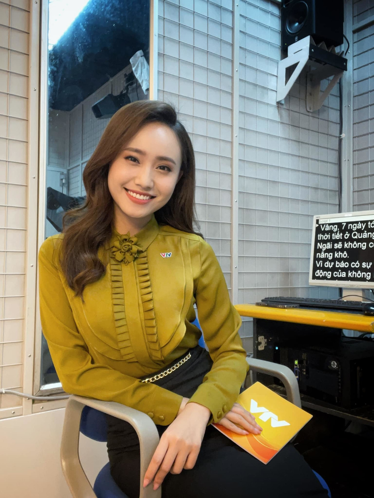 MC thời tiết VTV - Xuân Anh sở hữu gương mặt xinh xắn, thiện cảm này từng học ngành Quan hệ Quốc tế tại Học viện Báo chí và Tuyên truyền. Ngoài ra, cô còn là thành viên trong nhóm nhảy nổi tiếng ở Hà Nội.