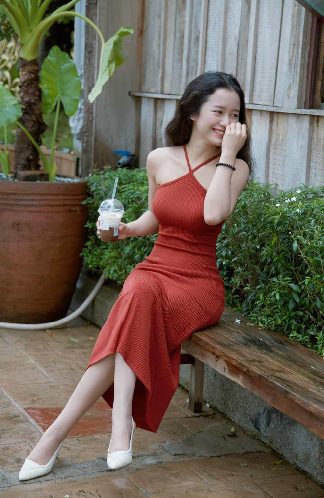 Mang cái tên được cho là giản dị quá mức nhưng Võ Thị Đầy (sinh năm 1994, quê Quảng Ngãi) rất yêu thích và tự hào về tên gọi của mình. Sinh ra ở đảo Lý Sơn, cô nàng được ông ngoại đặt cho những cái tên đậm chất biển đảo.