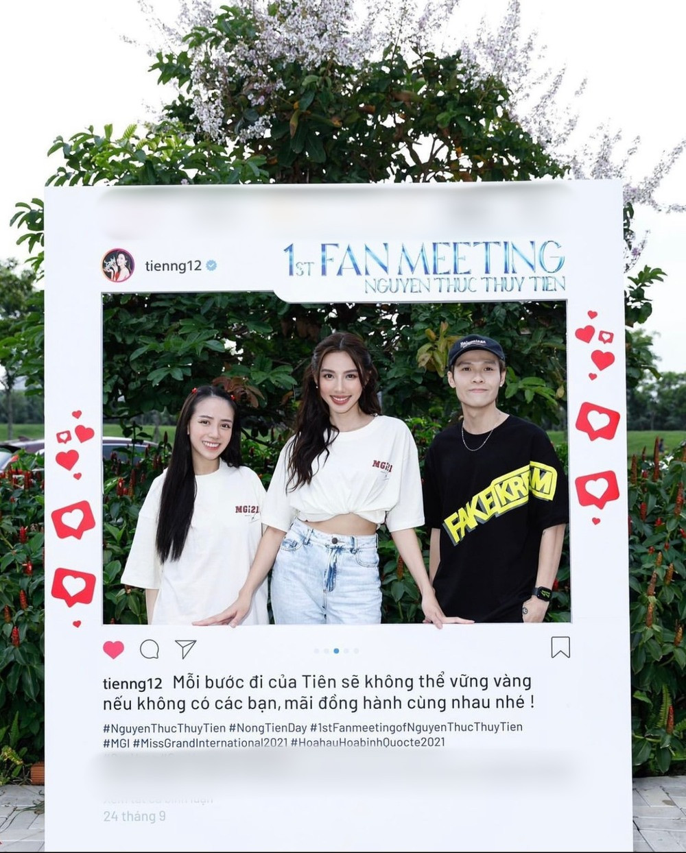 Tại sự kiện, ái nữ nhà Minh Nhựa diện áo thun đơn giản, đồng điệu với đương kim MGI. Kết hợp với lối trang điểm nhẹ nhàng, Joyce Phạm tươi tắn và trẻ trung trong khung hình chung với Hoa hậu.