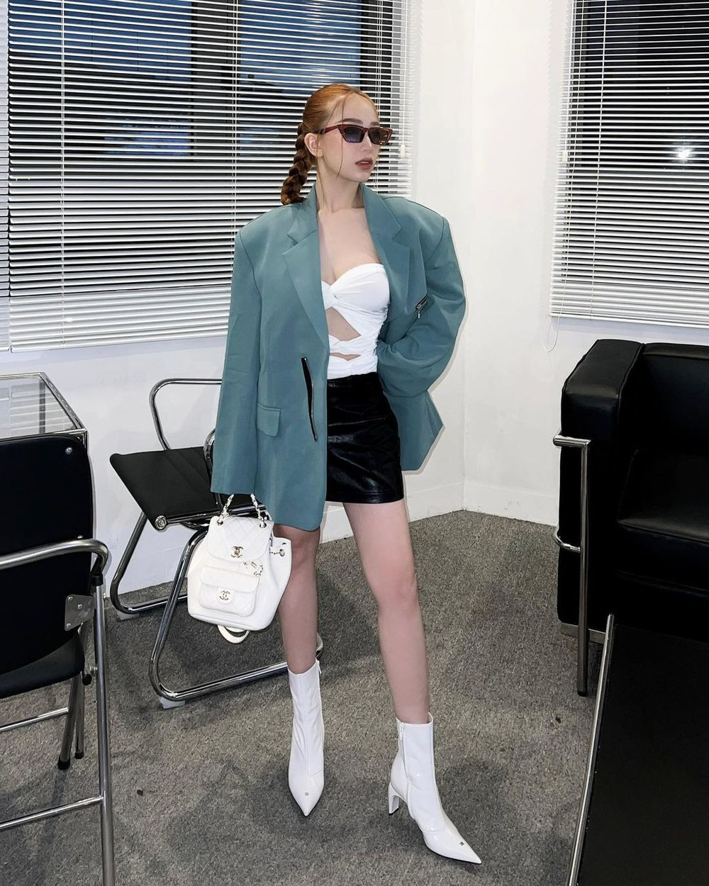 Đặc biệt, con gái đại gia Minh Nhựa khiến fan thích thú khi liên tục có những màn đọ sắc cùng các nàng hậu Vbiz.