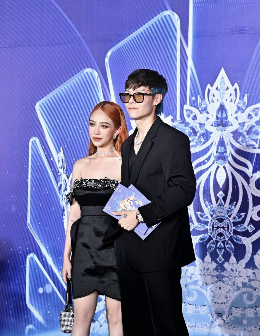 Theo đó, Joyce Phạm đã diện chiếc váy đen siết eo để lộ vai trần gợi cảm kết hợp với giày và túi xách đồng màu. Tuy không thể đọ với Top 3 MWVN 2022 về vóc dáng song gu ăn mặc và nhan sắc mặn mà của nữ rich kid vẫn phải khiến người hâm mộ dành lời tán dương.