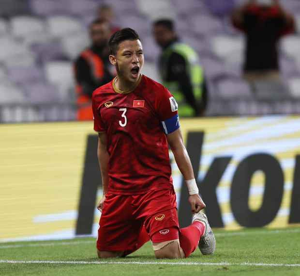 Nhờ vào tài năng vượt trội trên sân cỏ nên không có gì bất ngờ khi Quế Ngọc Hải là một trong những cầu thủ được hưởng lương cao nhất tại giải quốc nội. Sau khi đội tuyển Việt Nam vô địch AFF Cup 2018, Viettel đã bạo chi 9 tỷ đồng tiền lót tay để có được sự phục của đội trưởng đội tuyển quốc gia.