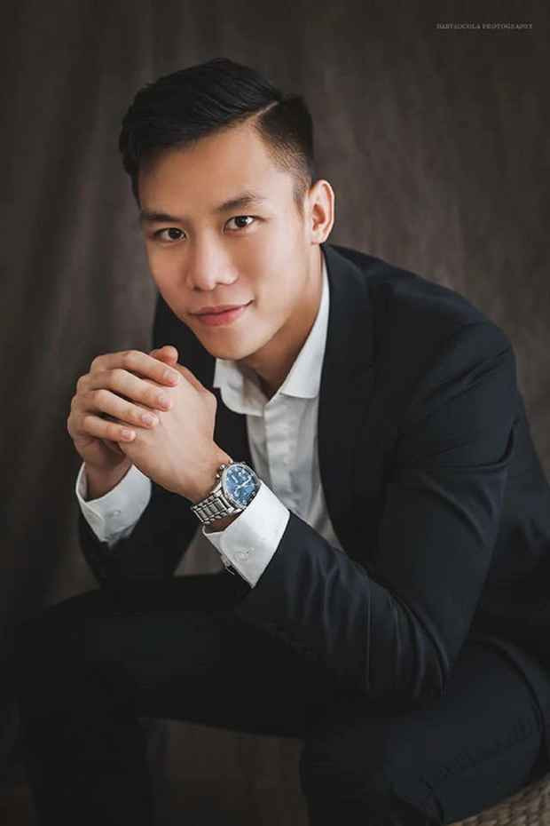 Ngoài ra, trung vệ đội tuyển Việt Nam còn tạo ấn tượng mỗi khi xuất hiện bởi gu thời trang đơn giản nhưng tôn lên vẻ lịch lãm và nam tính.