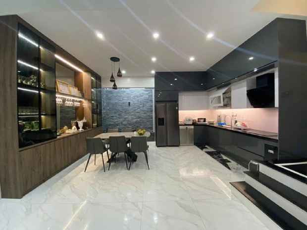 Đầu năm 2021, Quế Ngọc Hải khiến nhiều người trầm trồ khi khoe căn nhà 3 tầng mới hoàn thiện tại TP Vinh, Nghệ An. Cơ ngơi của nam cầu thủ rộng 100m2 được xây dựng theo thiết kế hiện đại với hệ thống nội thất sang trọng, đắt đỏ.