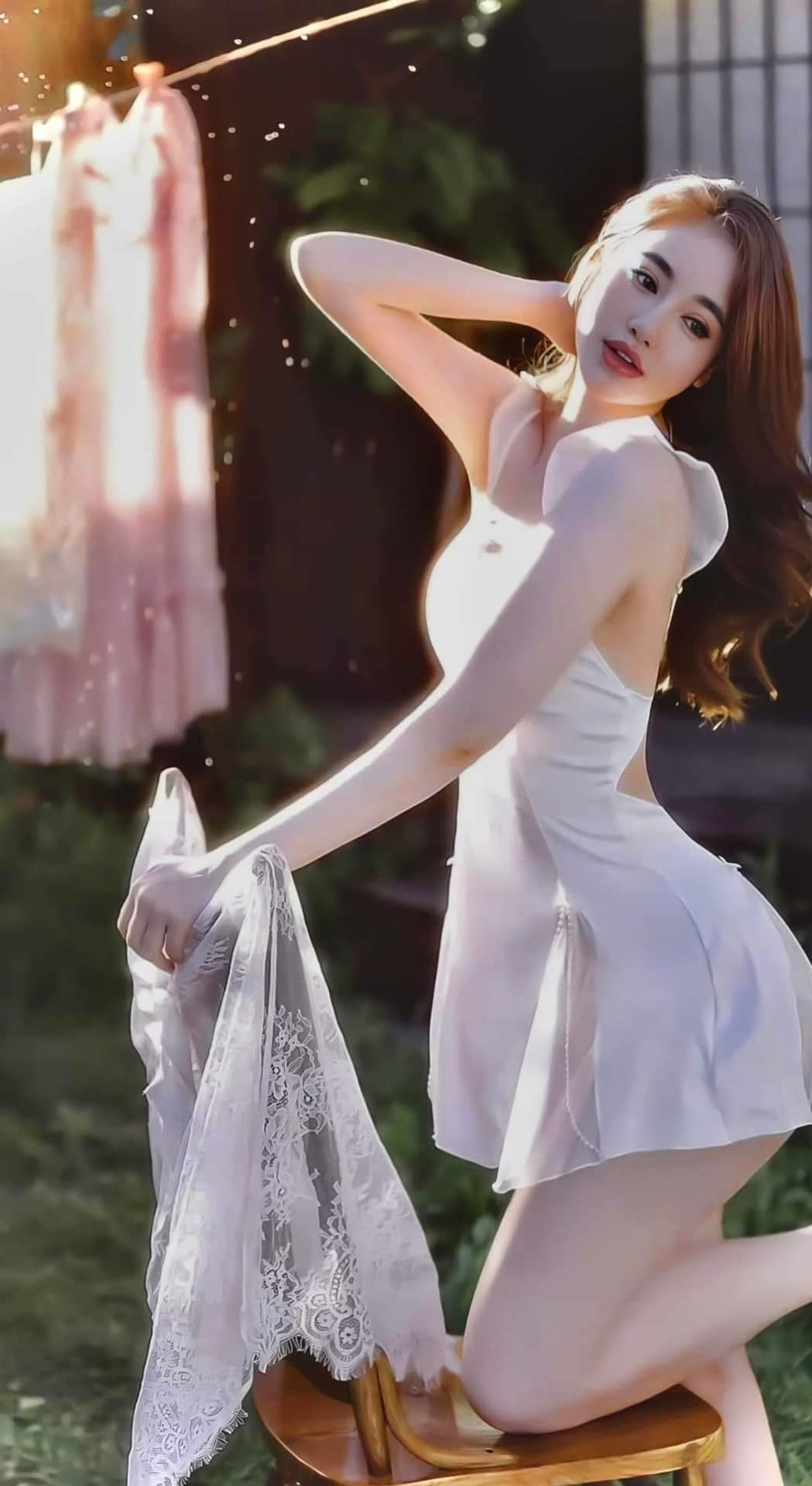 Thế nhưng dù trang phục có thế nào thì điểm chung của Elly Trần vẫn là phải khoe được dáng vóc nuột nà, số đo hình thể được tôn vinh một cách tối đa.