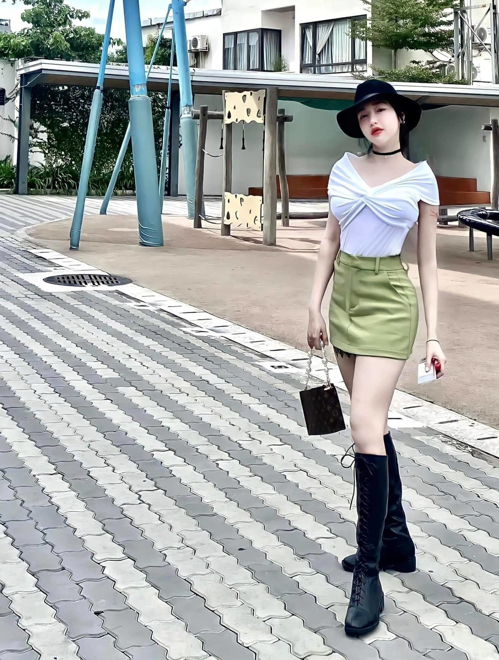 Bộ trang phục được Elly Trần diện đi họp phụ huynh cho con.