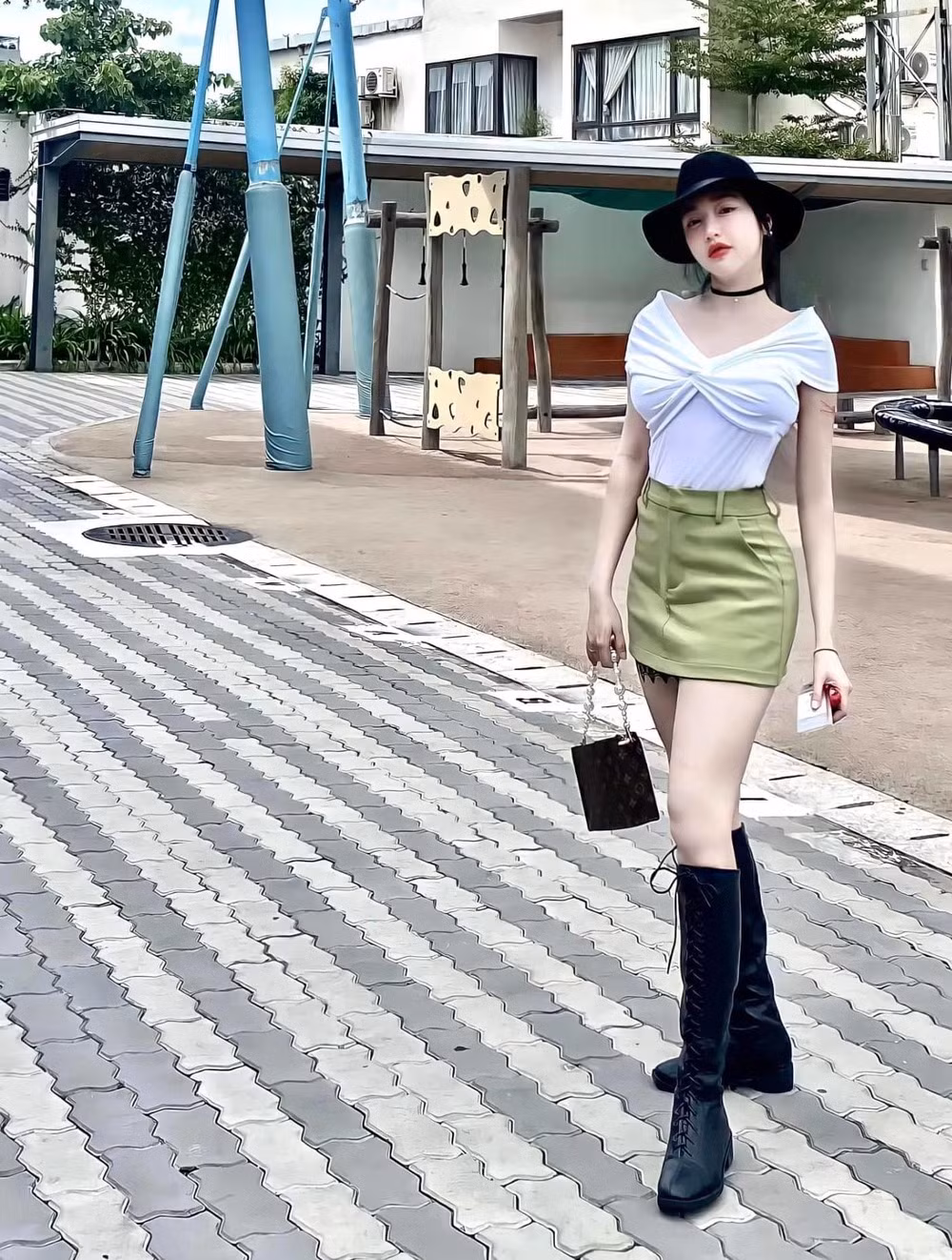 Bộ trang phục được Elly Trần diện đi họp phụ huynh cho con.