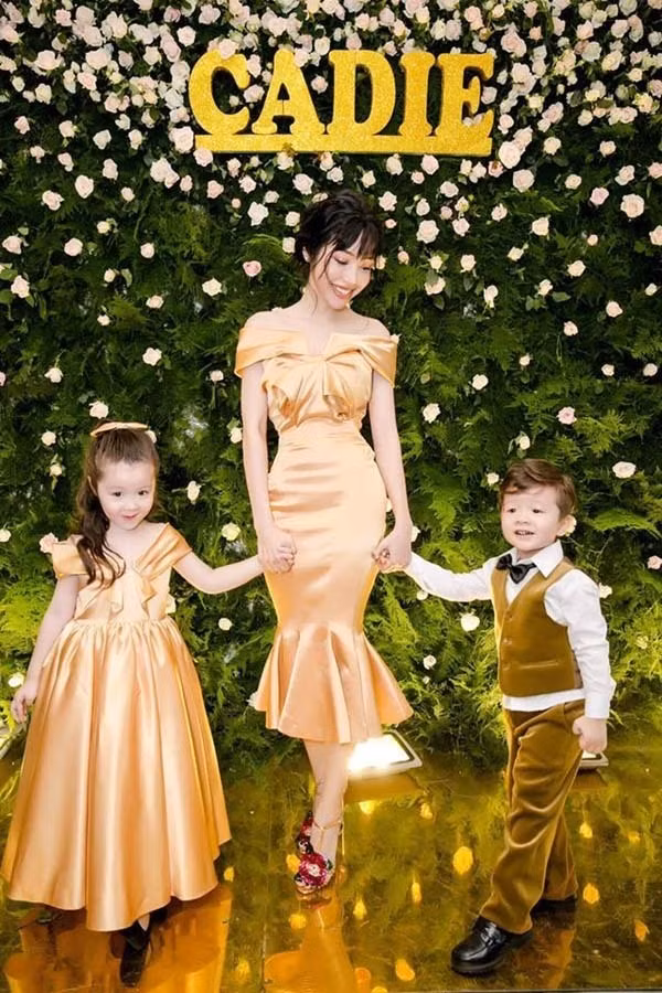 Không chỉ vậy, "hành trình" họp phụ huynh cho con còn được Elly Trần miêu tả theo cách vô cùng hài hước, cô nàng còn phải tra sách để biết hướng nói chuyện "giải vây". Có thể nói, cách quan tâm của bà mẹ trẻ với con cực kỳ trẻ trung, thân thiết, tưởng chừng như "người chị lớn" chứ chẳng hề có khoảng cách thế hệ.