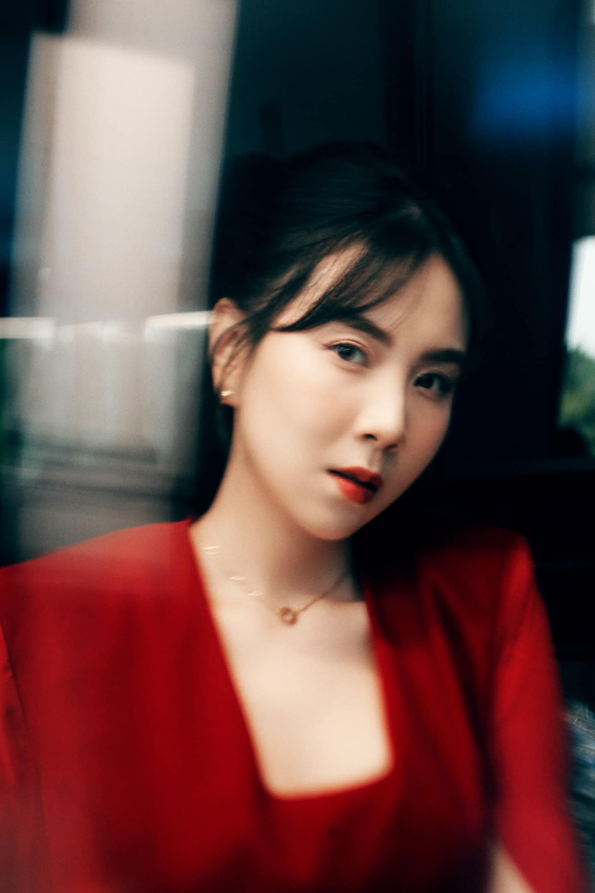 Đặc biệt, MC Mai Ngọc tiết chế về phần phụ kiện. Cô không mang theo túi xách hàng hiệu như mọi lần. Tạo hình này đem đến phong thái sang trọng, thanh lịch cho người đẹp Hà thành.