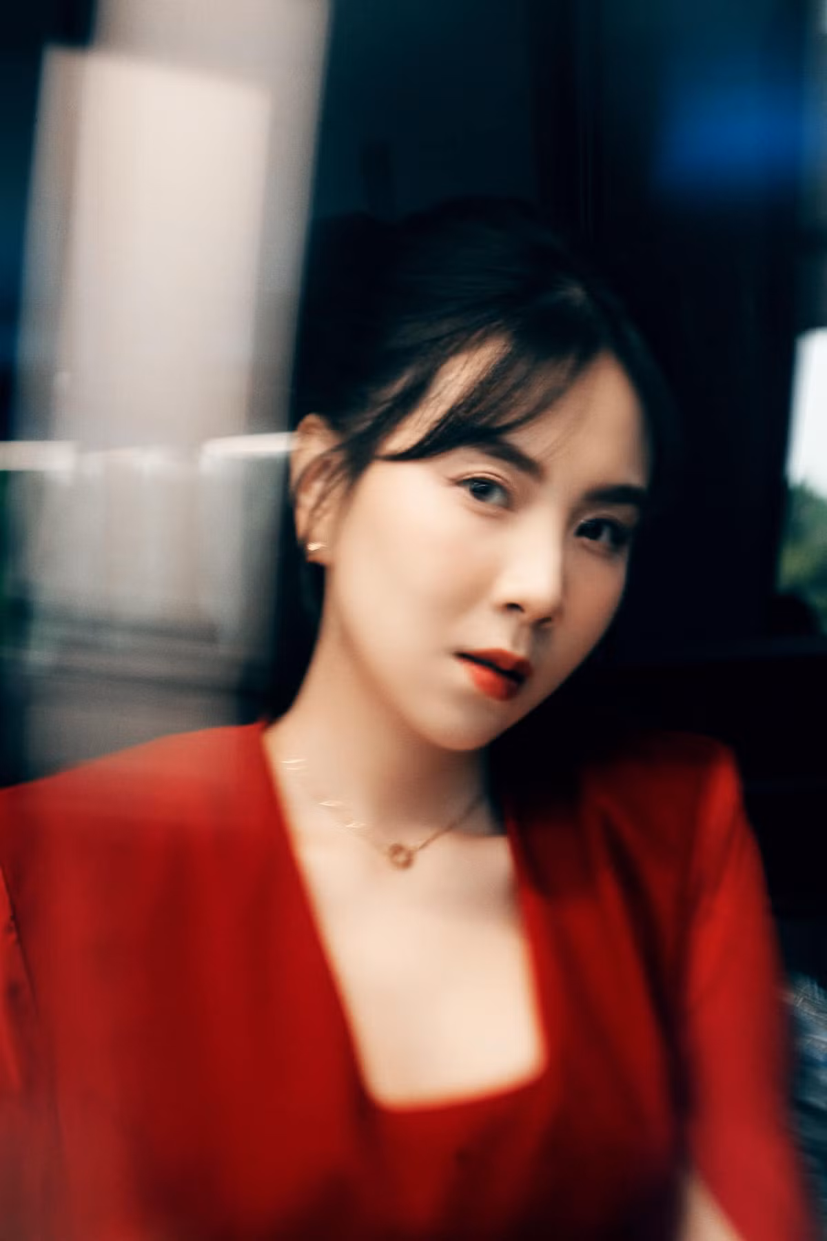 Đặc biệt, MC Mai Ngọc tiết chế về phần phụ kiện. Cô không mang theo túi xách hàng hiệu như mọi lần. Tạo hình này đem đến phong thái sang trọng, thanh lịch cho người đẹp Hà thành.