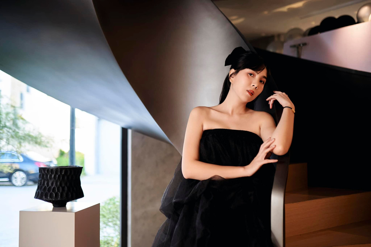 Thời gian gần đây, MC Mai Ngọc ưa chuộng kiểu ăn mặc "kín cổng cao tường" nhưng vẫn khoe khéo được loạt ưu điểm về hình thể.