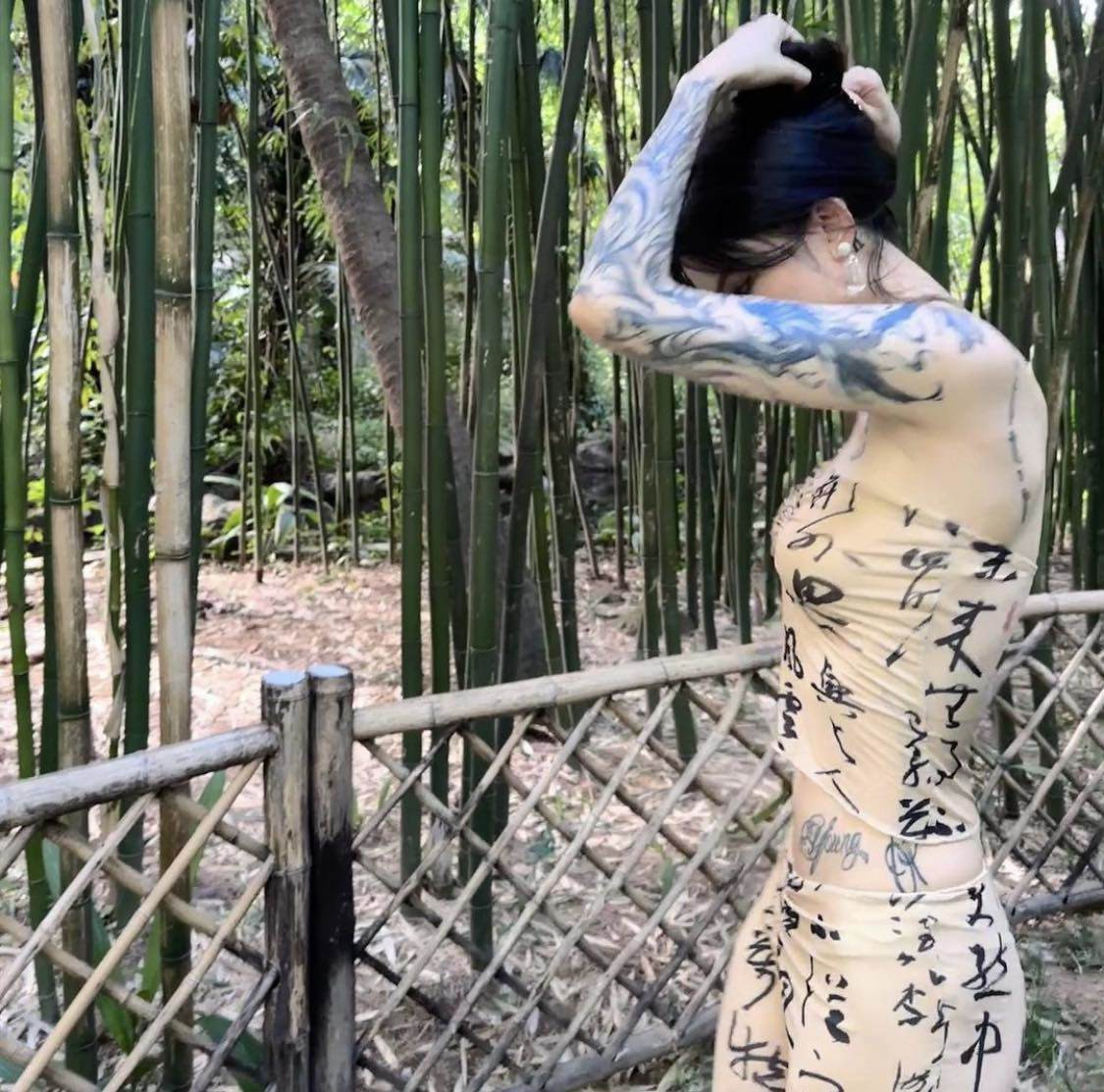 Mới đây, Kira gây chú ý trong loạt ảnh diện trang phục màu nude có họa tiết thư pháp, gây hiệu ứng thị giác ấn tượng vì nhìn như hình xăm được được in trên cơ thể.