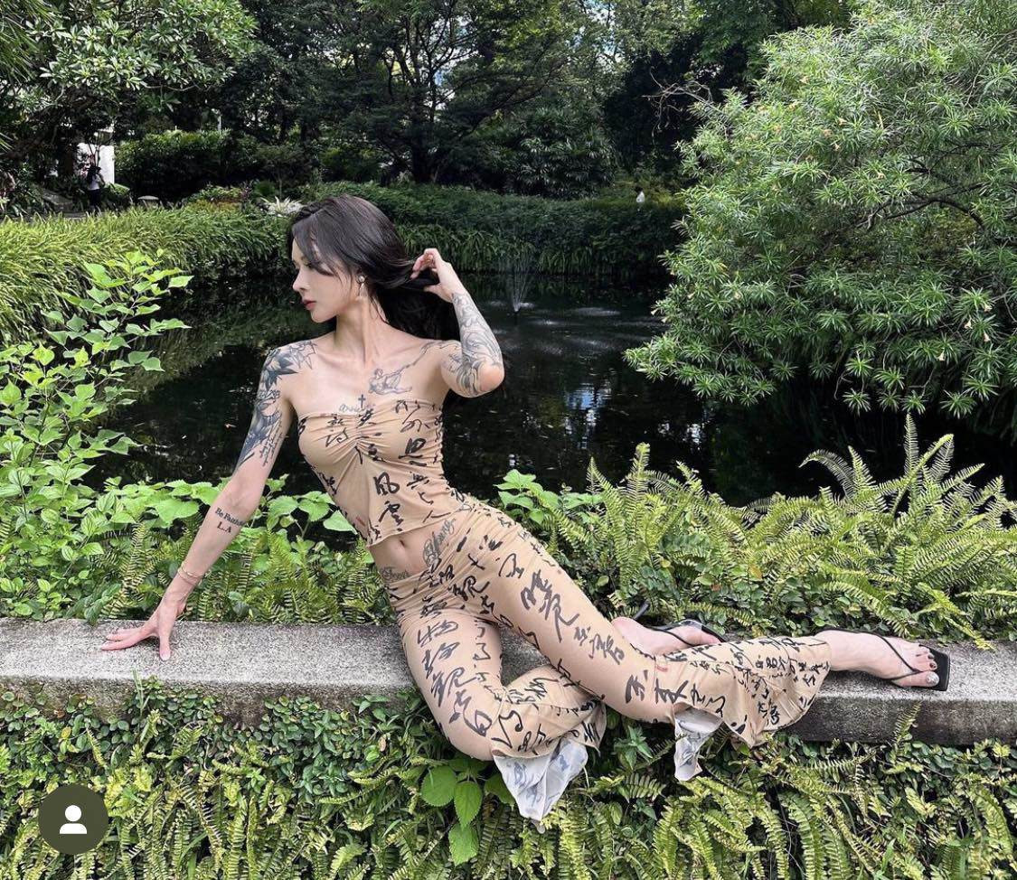 Hiện tại, Kira đang là người mẫu tự do. Cô sở hữu chiều cao 1m76, nặng 53kg cùng gu ăn vận gợi cảm.