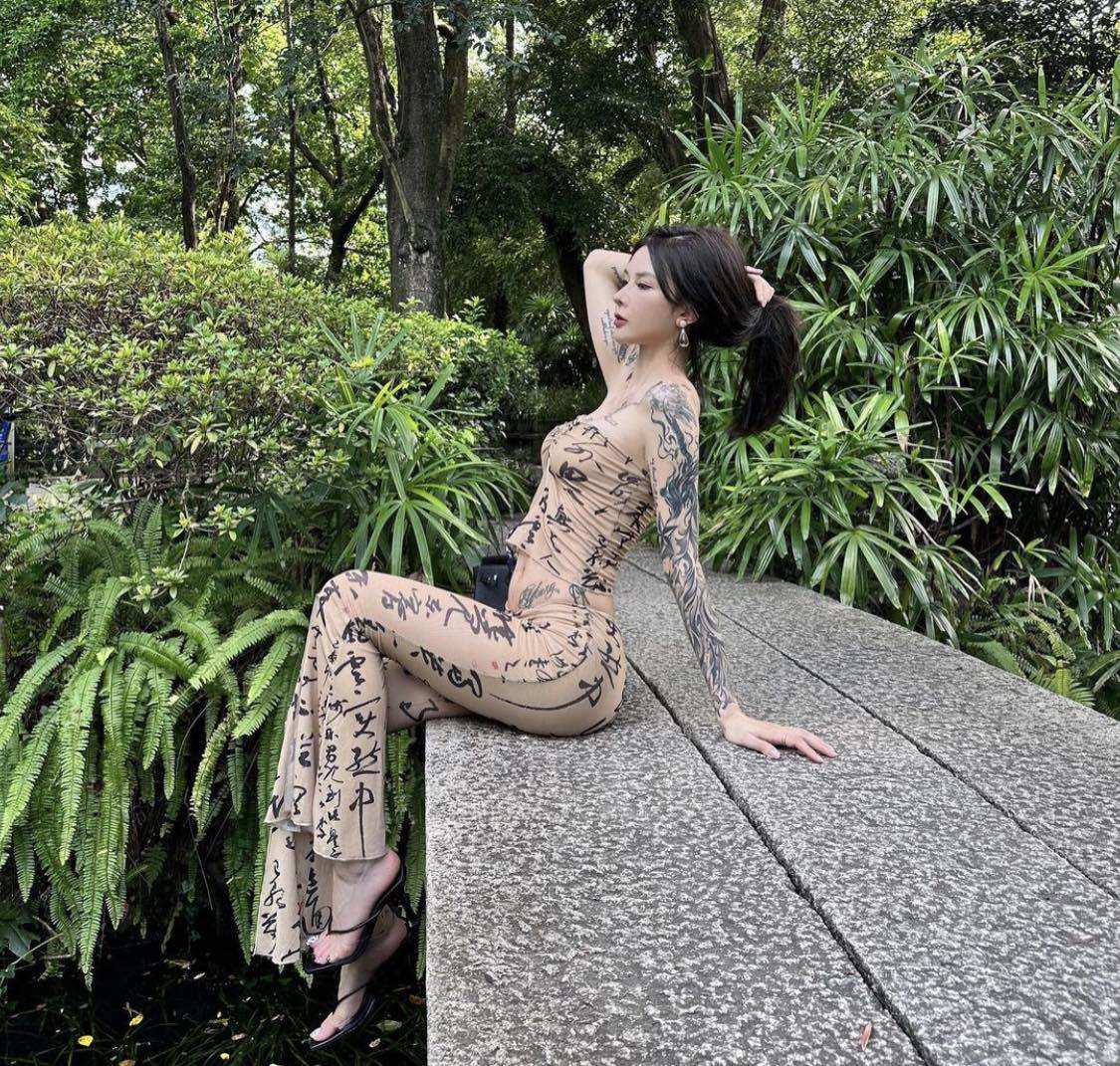 Trang cá nhận của Kira thu hút gần 1 triệu lượt yêu thích. Cô trung thành với các thiết kế ôm sát body, thi thoảng có điểm nhấn đặc biệt, tạo sự phá cách, để làm nổi bật "điểm vàng" vóc dáng như vòng eo nhỏ nhắn, đôi chân dài thon thả, xương quai xanh gợi cảm.