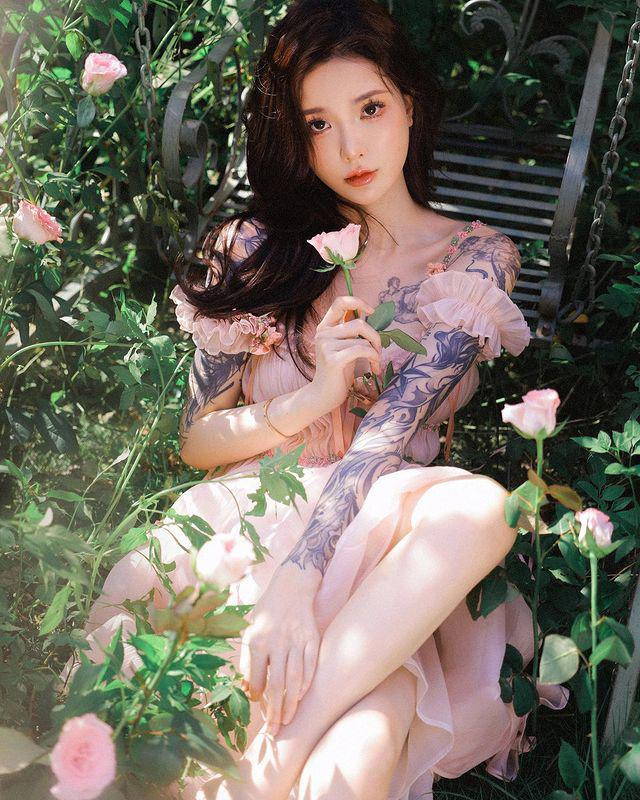 Mặc dù sở hữu hình thể khá mảnh mai nhưng body của Kira theo đúng tiêu chuẩn slim fit, không hề gầy gò, thiếu sức sống nhờ chăm chỉ tập luyện nhiều bộ môn như gym, boxing...