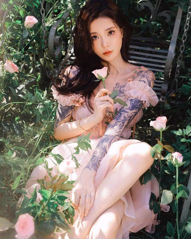 Mặc dù sở hữu hình thể khá mảnh mai nhưng body của Kira theo đúng tiêu chuẩn slim fit, không hề gầy gò, thiếu sức sống nhờ chăm chỉ tập luyện nhiều bộ môn như gym, boxing...