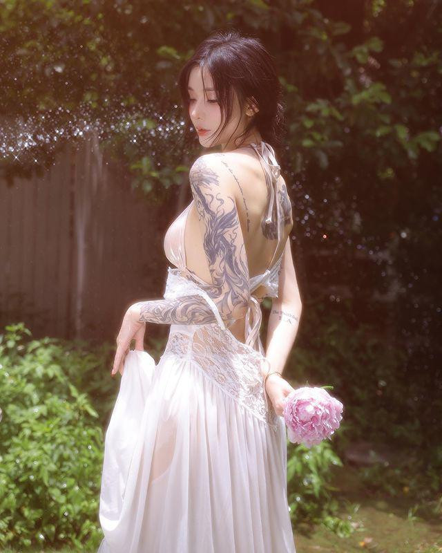 Kira còn đắt show chụp hình, quảng cáo nhờ lợi thế ngoại hình phù hợp với xu hướng siêu mỏng của các thương hiệu thời trang, mỹ phẩm Trung Quốc.