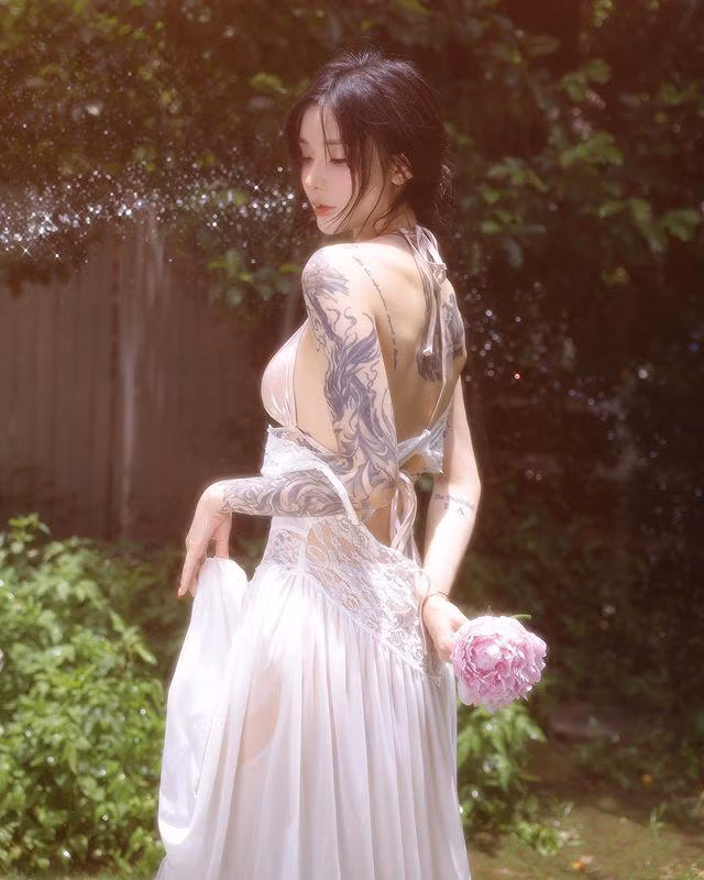 Kira còn đắt show chụp hình, quảng cáo nhờ lợi thế ngoại hình phù hợp với xu hướng siêu mỏng của các thương hiệu thời trang, mỹ phẩm Trung Quốc.