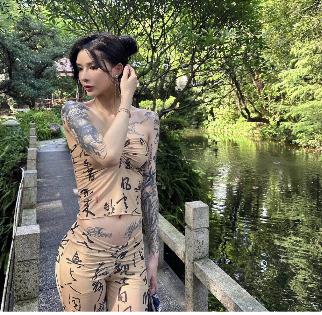 Hot girl xam tro xu Trung gay hieu lam vi bo do mau da