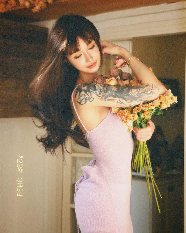 Trong loạt váy áo mặc đi dạo phố hoặc đi sự kiện, Kira chuộng các thiết kế 2 dây, váy quây, để lộ hình xăm lớn ở 2 bên cánh tay, trước ngực và lưng.