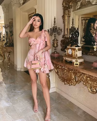 Nhưng có một điều bạn không biết, dù là tiểu thư con nhà giàu đình đám nhất cõi mạng, rich kid Tiên Nguyễn cũng có những nỗi khổ và nỗi sợ chẳng khác gì người bình thường. Cô nàng có đam mê lớn lao với việc ăn uống, để rồi ăn xong thì phải lao vào luyện tập.