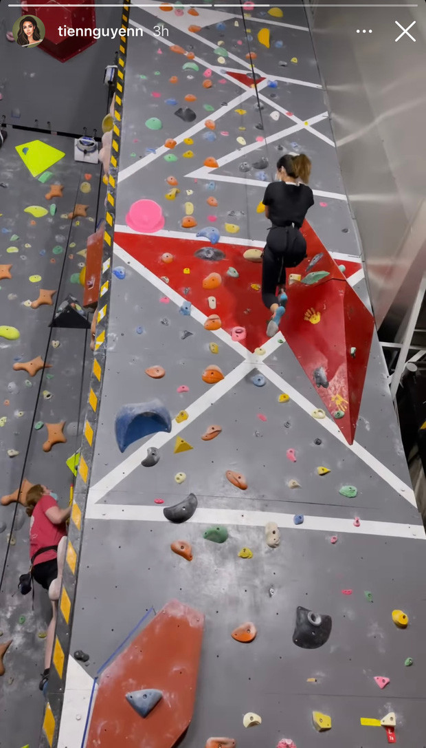 Cụ thể, Tiên Nguyễn viết: "Lần đầu tiên leo núi! Không thể tin nổi hôm nay tôi đã leo đến tận đỉnh núi và chinh phục được chứng sợ độ cao của mình".