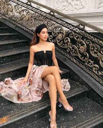 Đính kèm đó là cảnh Tiên Nguyễn đang chinh phục ngọn núi nhân tạo cao vút. Vóc dáng khỏe khoắn và tinh thần của nàng rich kid thực sự khiến người ta phải thả tim không thôi.