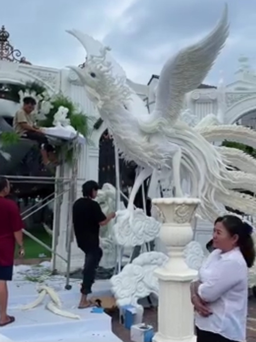 Chỉ trong thời gian ngắn sau khi clip quay lại chiếc cổng cưới ở Bạc Liêu lên sóng, dân mạng đã trầm trồ bởi sự công phu, tỷ mỉ.