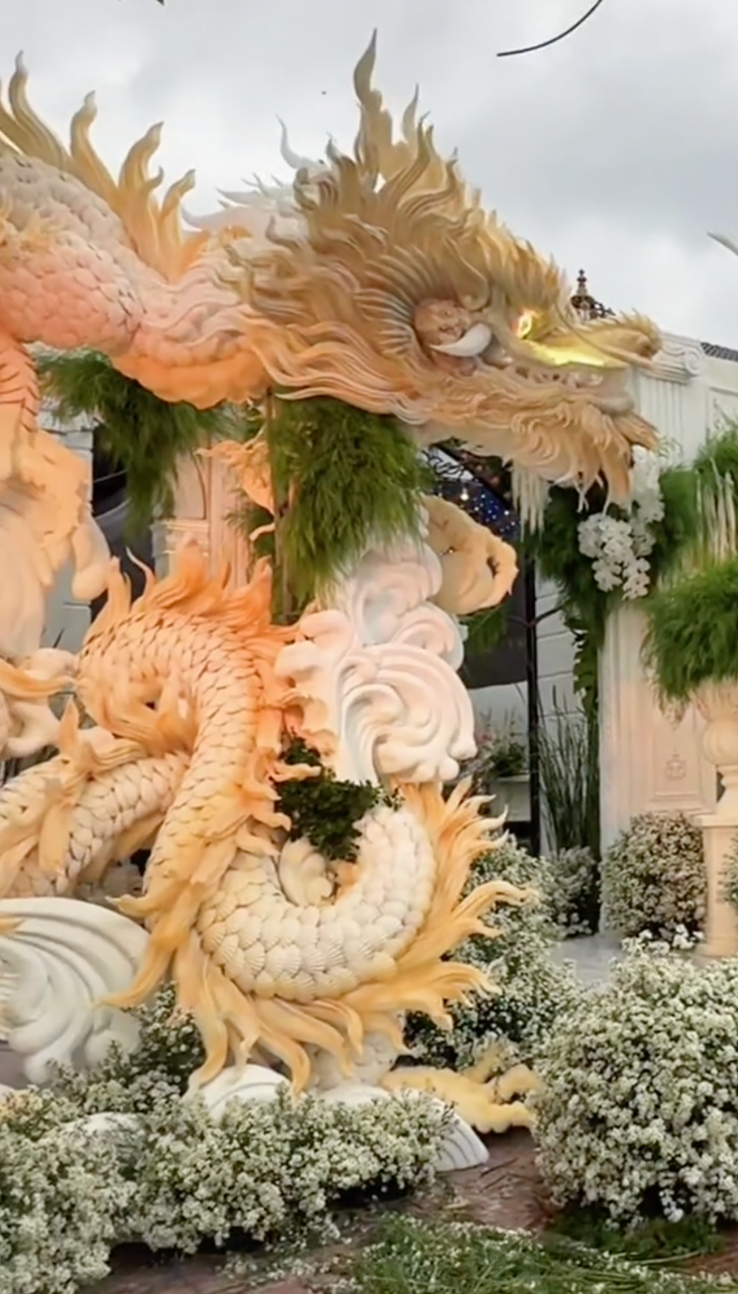 Bên ngoài cổng cưới bạc tỷ này phủ nhiều hoa tươi, decor bắt mắt. Nhìn vào chiếc cổng thôi cũng đủ thấy độ giàu cũng như tính thẩm mỹ cao của chủ nhân đám cưới.