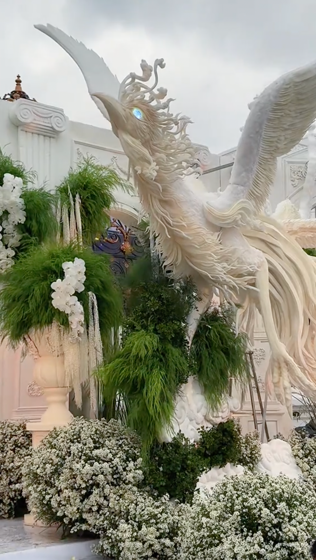 Điểm nhấn của chiếc cổng cưới này là 1 con rồng và 1 con phượng được dựng cao gần 5m, dài hơn 16m, riêng rồng tác từ hơn 3.000 vỏ sò được xử lý mỹ nghệ.