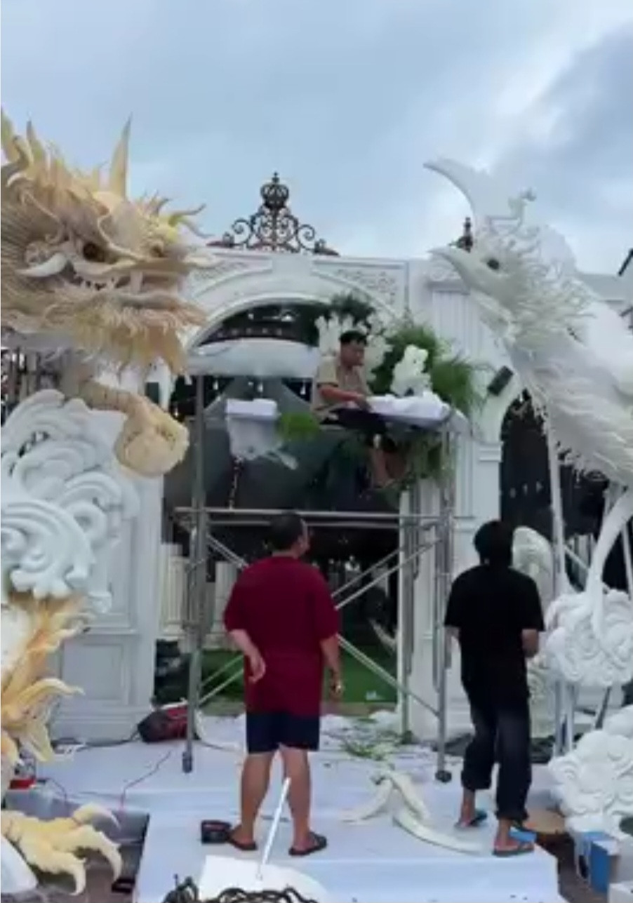 Nhìn vào độ hoành tráng của chiếc cổng cưới, netizen còn "đoán già, đoán non" về giá trị của nó... Cụ thể, nhiều người cho biết giá mà chủ đám cưới phải bỏ ra phải lên tới gần tỷ đồng.