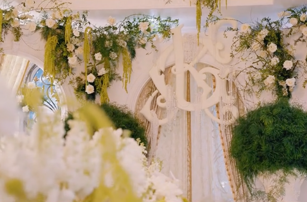 Không chỉ chi mạnh tay cho cổng cưới, phía bên trong căn nhà cũng khiến dân mạng trầm trồ. Bởi phía gia tiên được decor với nhiều hoa, bình gốm... tạo nên không gian sang trọng, cũng như cho thấy gu của chủ nhân đám cưới. Bên t