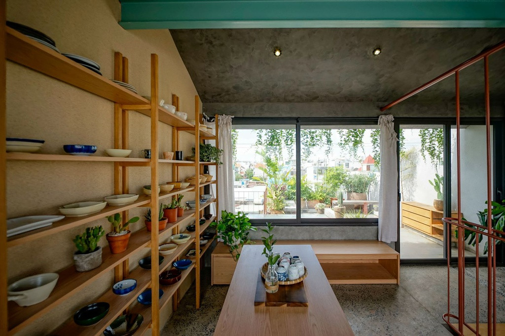 Tầng cao là một cửa hàng bán đồ gốm nhỏ với tầm nhìn thẳng ra ban công.