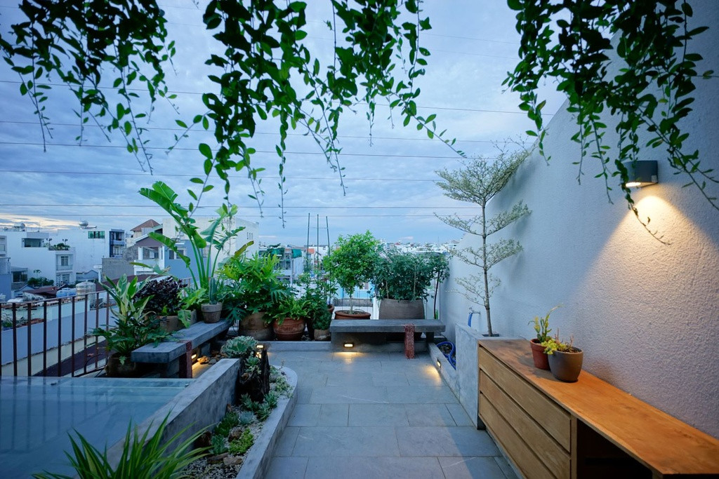 Không gian tầng thượng được bố trí nhiều cây xanh, là không gian thư giãn của gia đình.