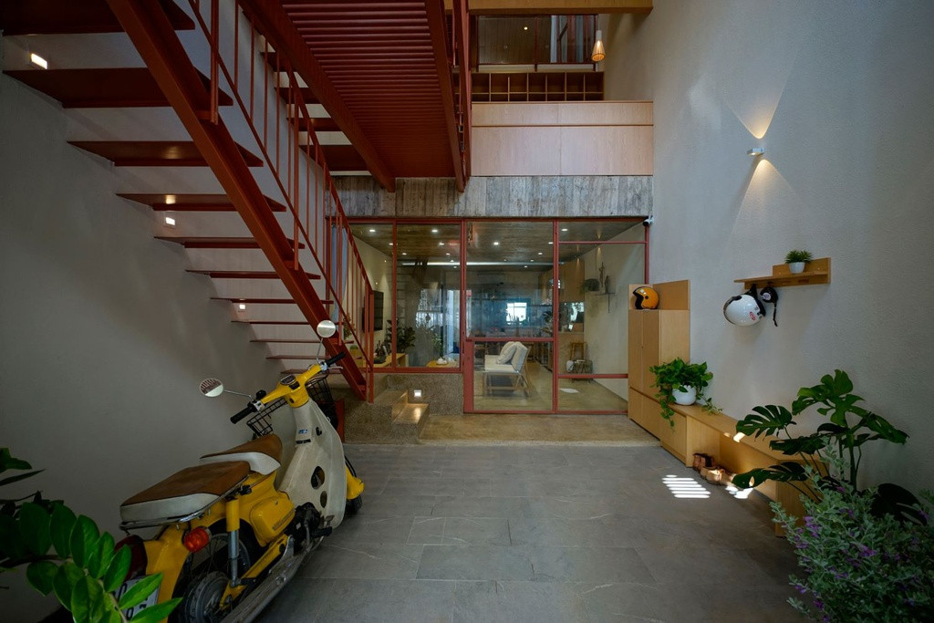 Hình thái nhà kết hợp ở và làm việc (Living-Working House) vốn là mô hình ở phổ biến tại Việt Nam. Với mô hình này, không gian kinh doanh thường được đặt ở những tầng bên dưới trong khi khu vực sinh hoạt gia đình thường được bố trí ở các tầng cao hơn.